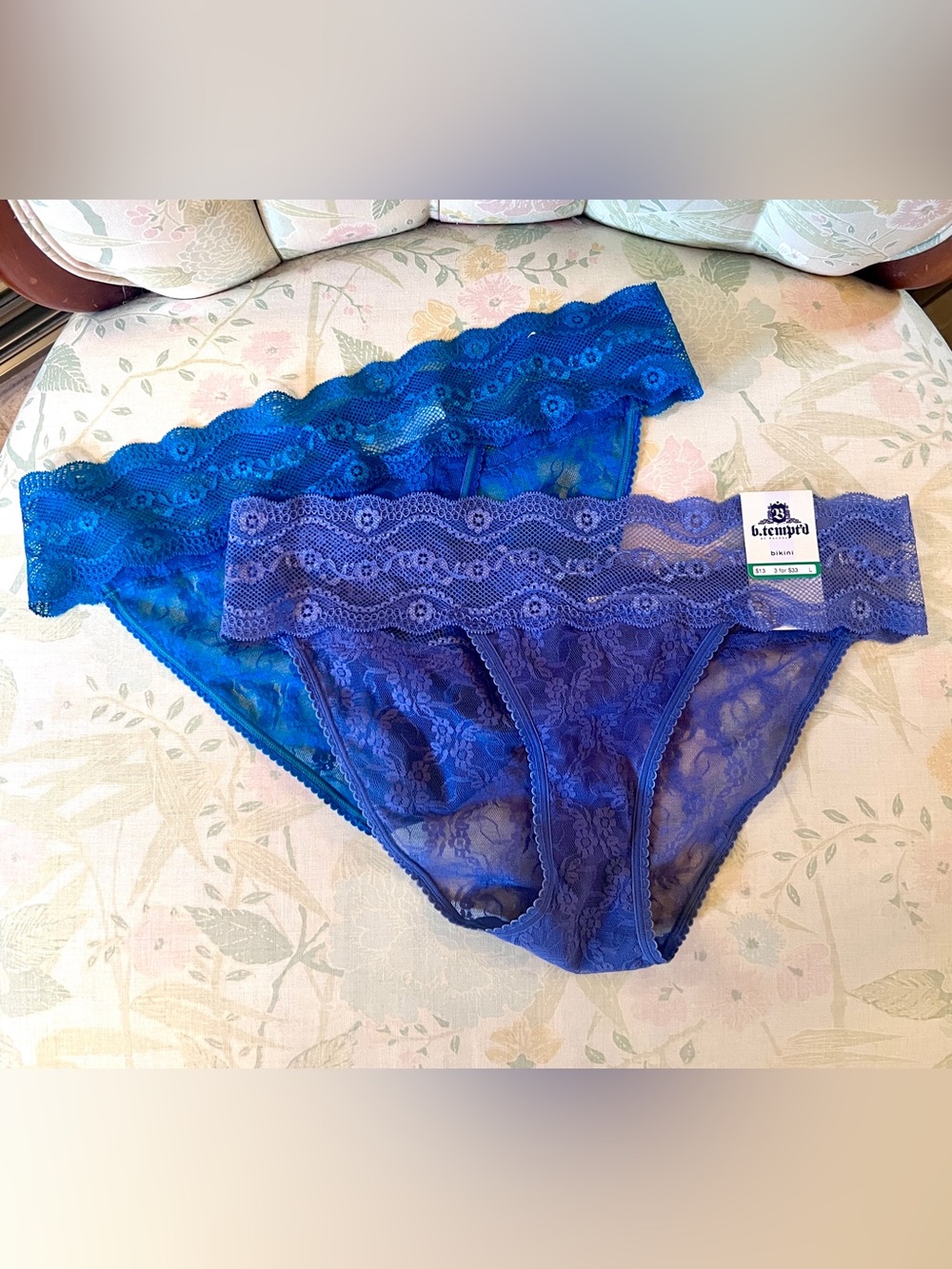 B. Tempt’d By Wacoal Set Of Two Lace Bikini Panties NEW Size LARGE (7)